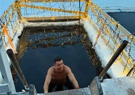 Cristiano Ronaldo, en la piscina helada que tiene la mansión.