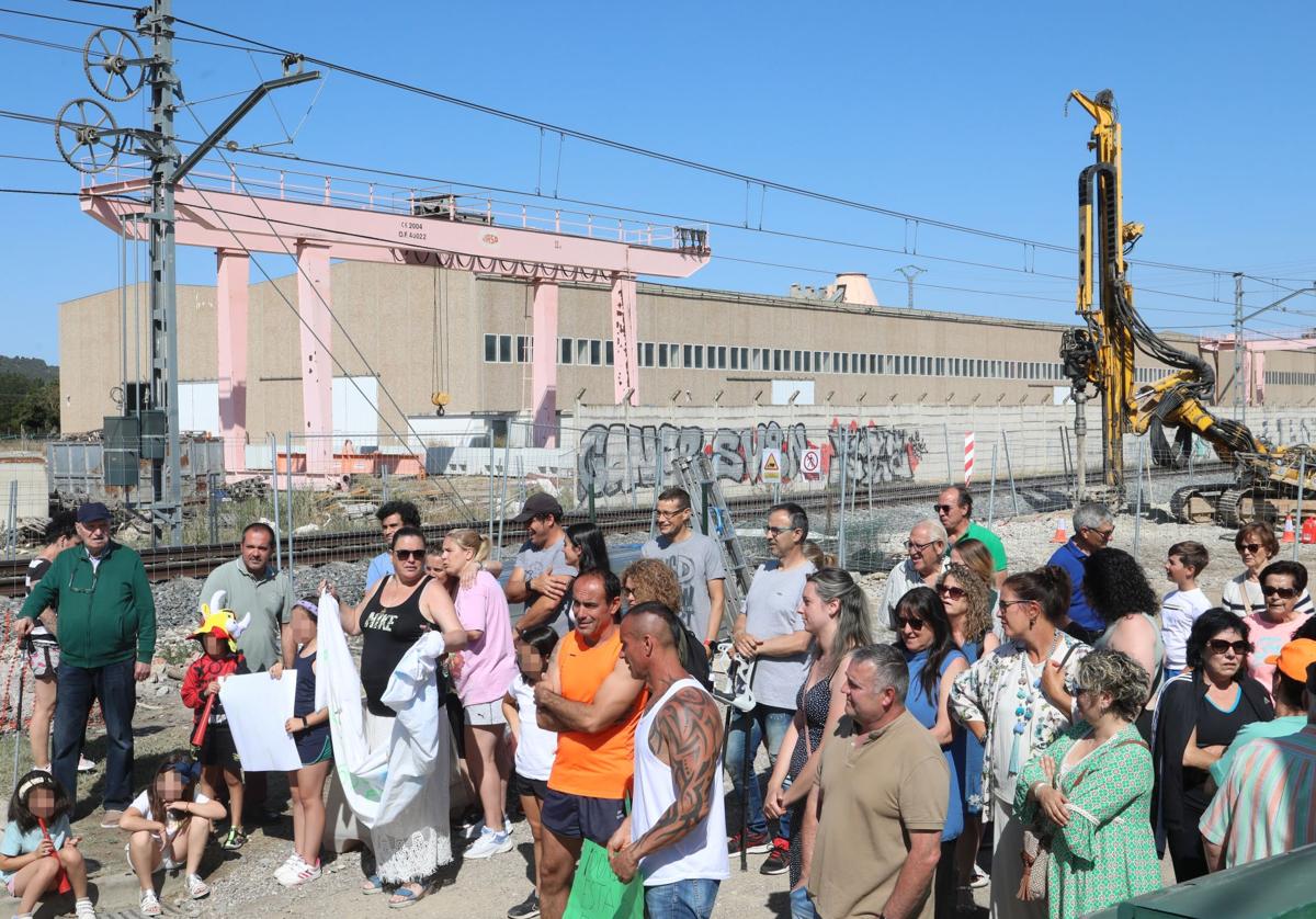 Vecinos del Camino Viejo de Husillos se concentran contra las obras del salto de carnero del Ave a Cantabria.