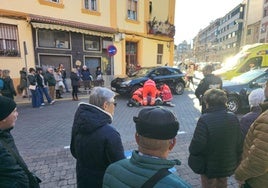 Servicios de emergencia atienden a la mujer en el lugar del atropello.