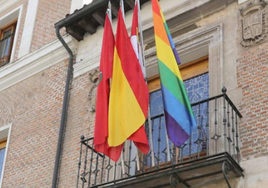 Bandera arcoíris en el balcón de la Diputación de Valladolid, en 2020.