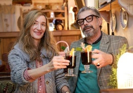 Maite Olmo y Juan Bautista Rodríguez, copropietarios de El Colmao de San Andrés, tomando un vino caliente.