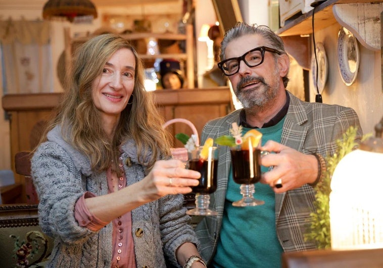 Maite Olmo y Juan Bautista Rodríguez, copropietarios de El Colmao de San Andrés, tomando un vino caliente.