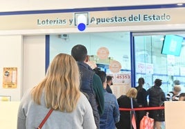 Colas para comprar lotería del sorteo del Niño en la administración de Río Shopping.