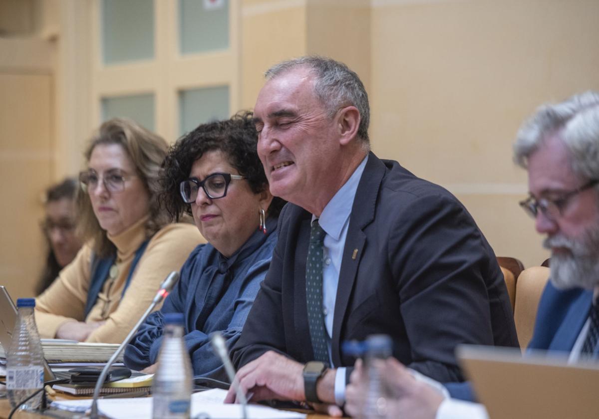 José Mazarías, con gesto de enfado, durante su intervención en el pleno de presupuestos.