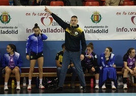 Salva Puig da instrucciones desde la banda en el último partido ante Morvedre.