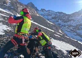 El equipo de rescate del SEPA atiende al joven leonés.