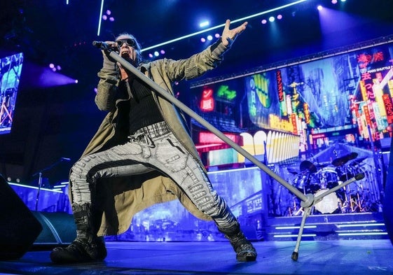 Bruce Dickinson, de Iron Maiden, durante un concierto de la banda en España en 2023.