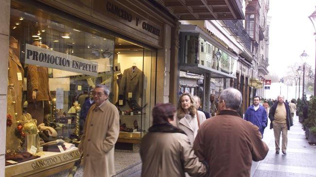 Imagen antes - De la cabra ambulante de Zara a las sillas volantes: las fotos del cambio de la calle Santiago