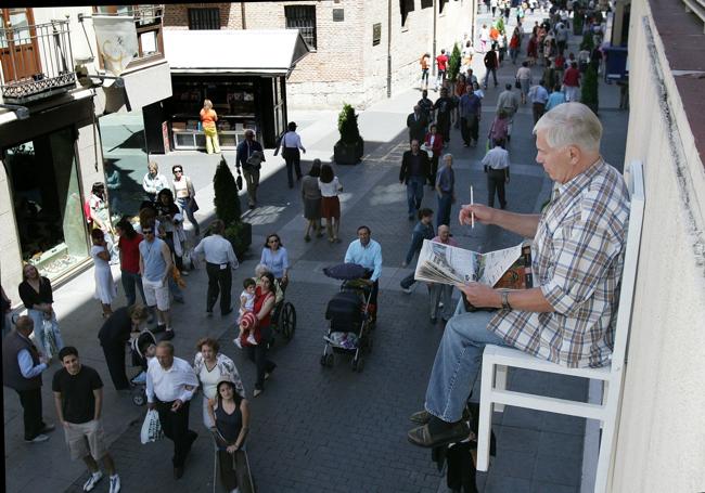 Un actor de la compañía Angie Hiesl, sentado en una silla aérea, en una función del Teatro de Calle, el 20 de mayo de 2005.