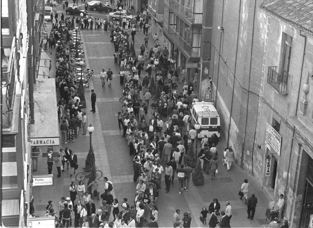 Colas de aficionados del Real Valladolid para comprar entradas para un partido contra el Barcelona, el 14 de abril de 1997.