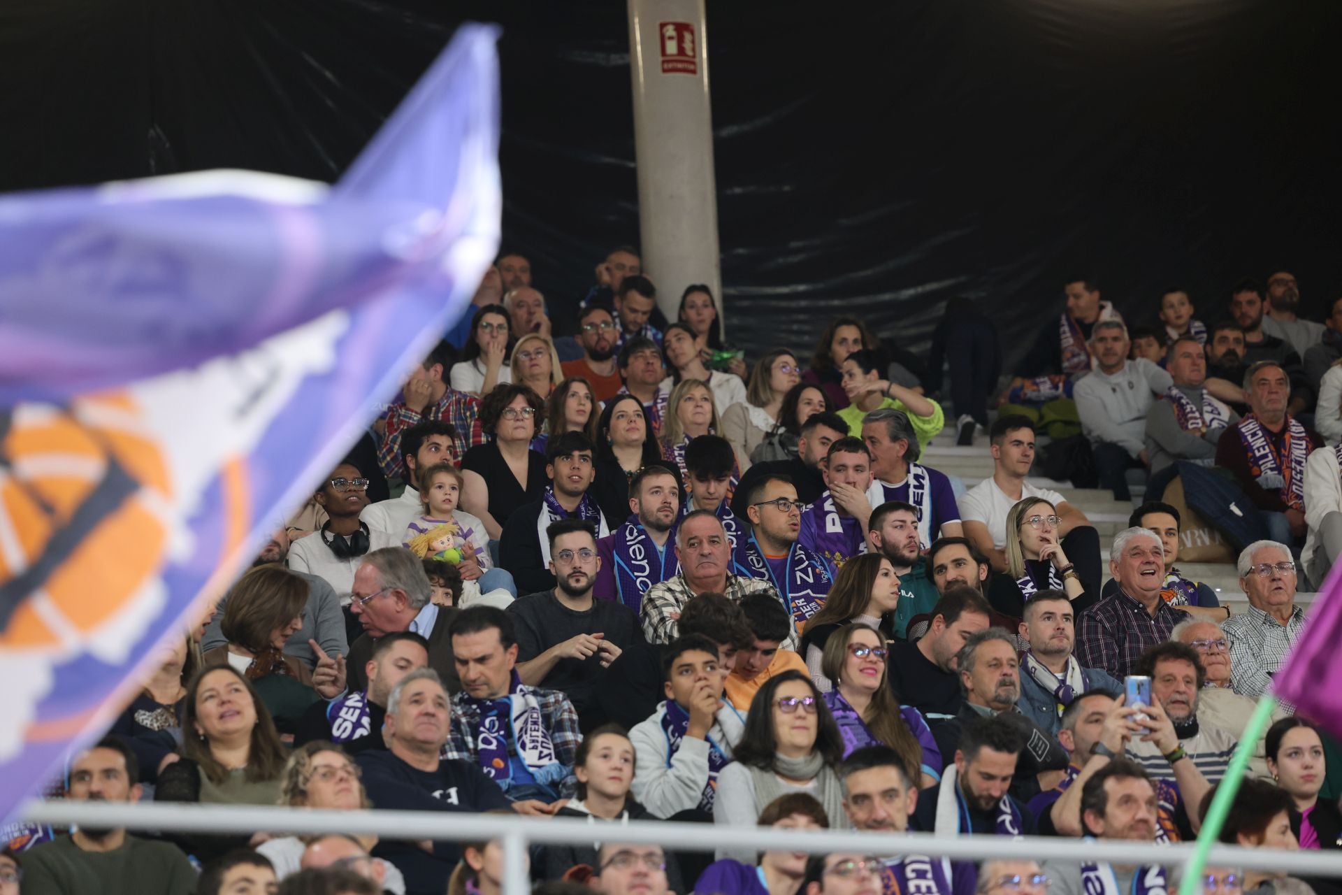 Búscate en las gradas del Pabellón de Palencia