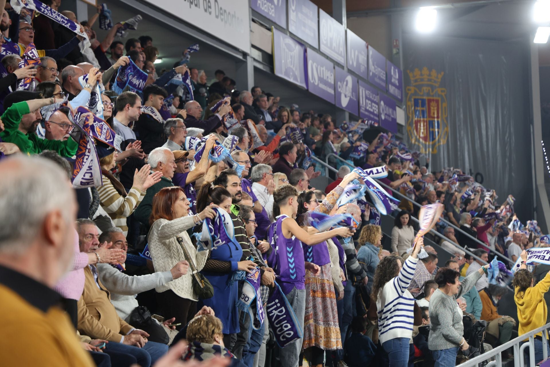 Búscate en las gradas del Pabellón de Palencia