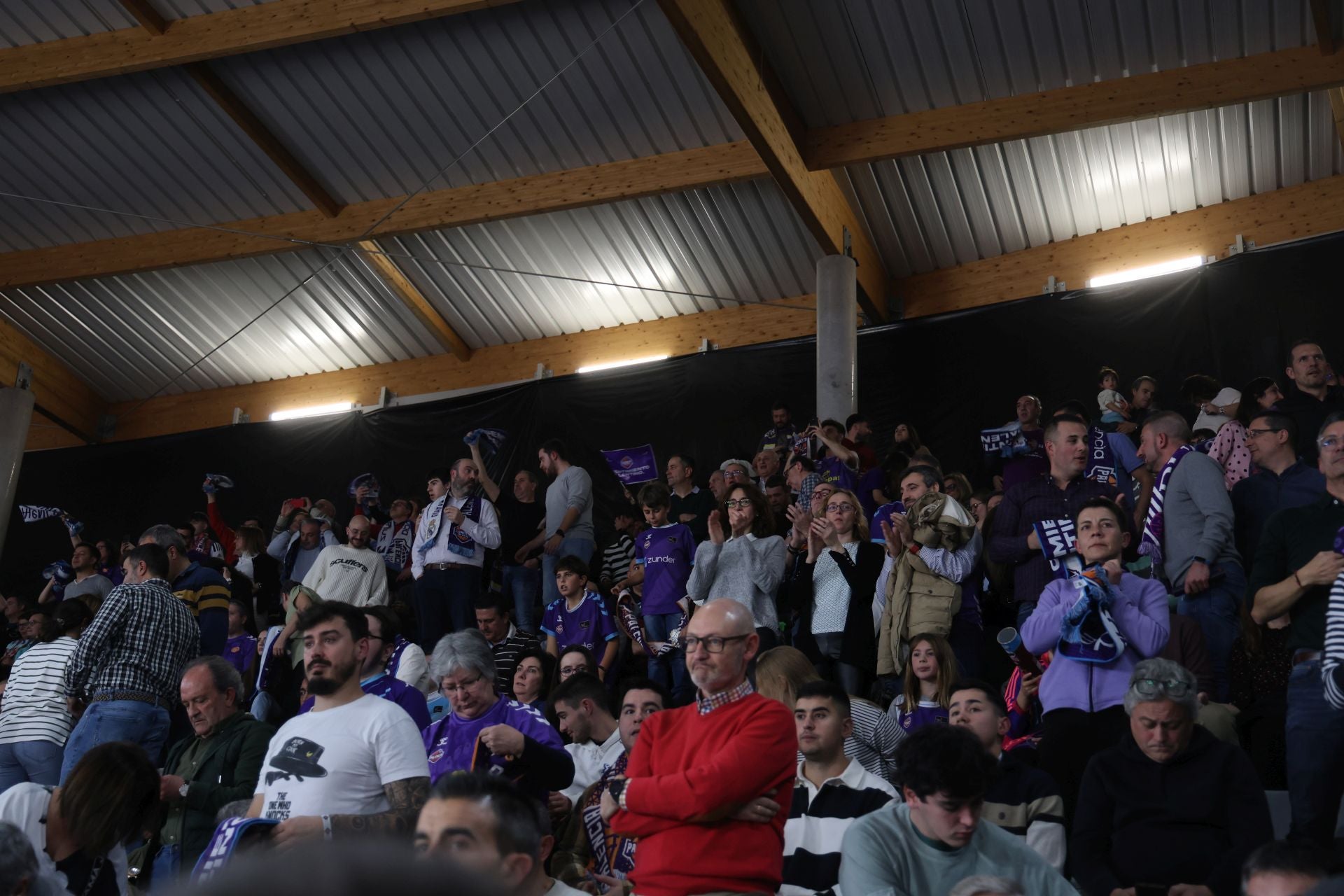 Búscate en las gradas del Pabellón de Palencia