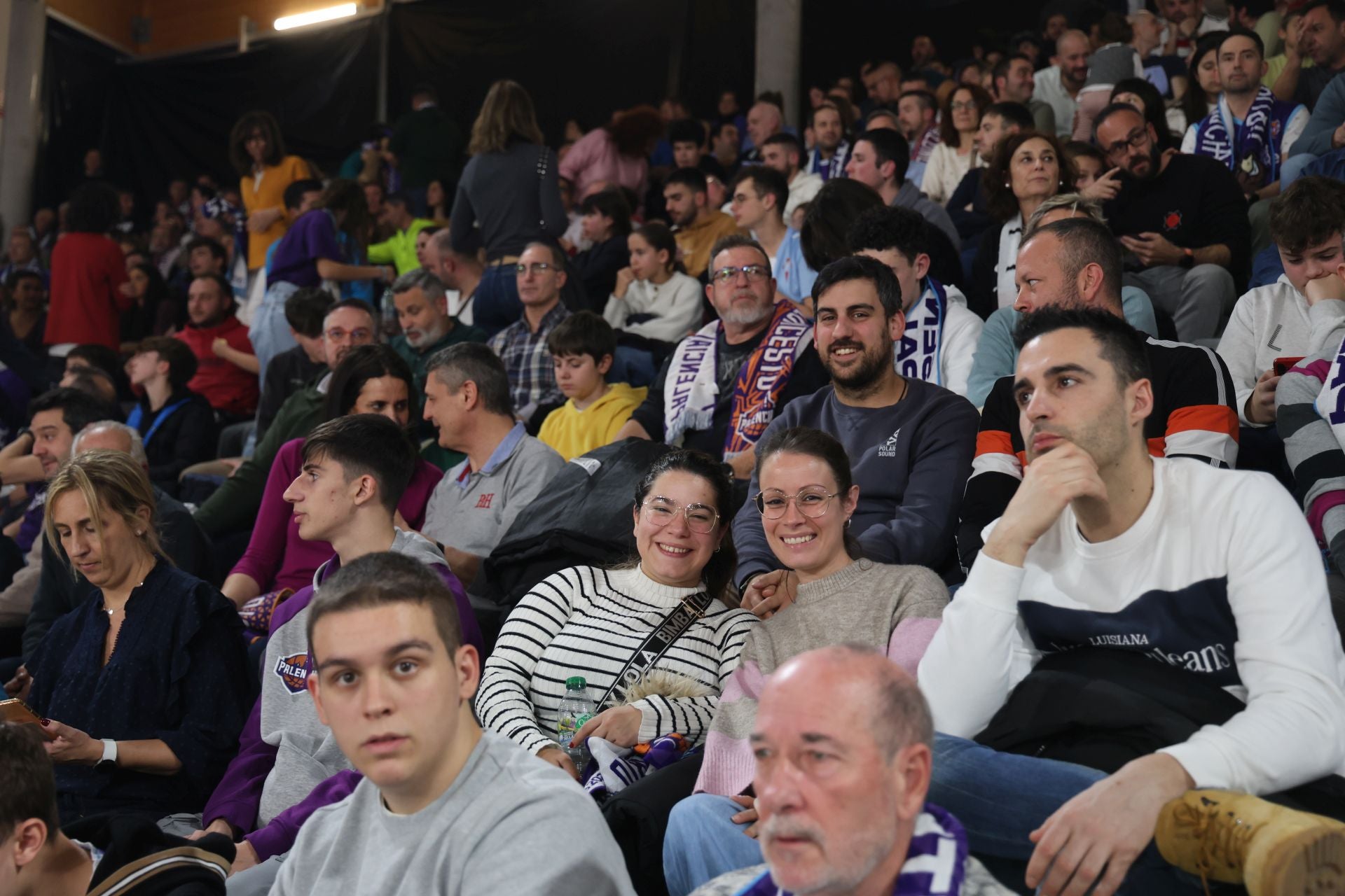 Búscate en las gradas del Pabellón de Palencia