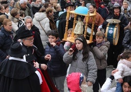 Los niños portan la imagen del Niño Jesús en la fiesta diseñada a su medida en la Plaza Mayor.