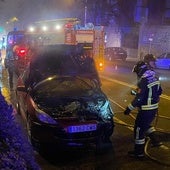 Los bomberos sofocan el incendio de un coche en Padre Claret