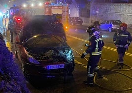 Momento en que los bomberos sofocan el fuego.