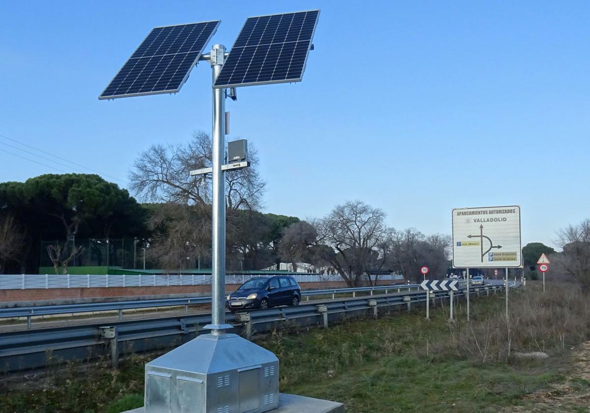 El poste del radar de tramo instalado en la Cl-610 a la altura de las piscinas de Fasa.