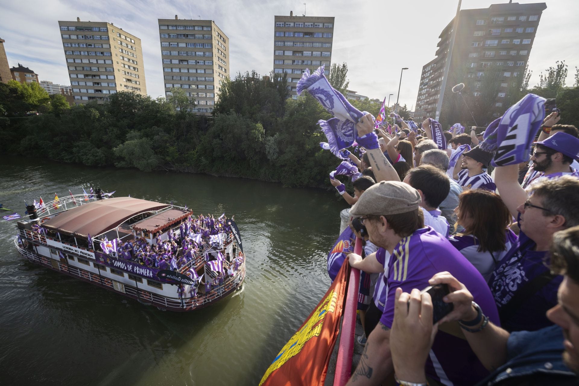 Pocas cosas hay tan contagiosas como una celebración. Es verdad que existen los aguafiestas, pero lo más sano e inteligente en estos casos es dejarse llevar. No hay más que ver esos brazos en alto, esas bufandas al viento, esa hinchada orgullosa que saluda a su equipo desde uno de los puentes del Pisuerga. El 27 de mayo, Valladolid festeja que es de Primera sin pensar en lo que vendrá después. La temporada siguiente llegarán los partidos perdidos, los goles encajados, los entrenadores despedidos y la amenaza eterna del descenso. Pero, de momento, disfrutemos de que subimos a Primera. Y luego, lo que tenga que ser, ya llegará.