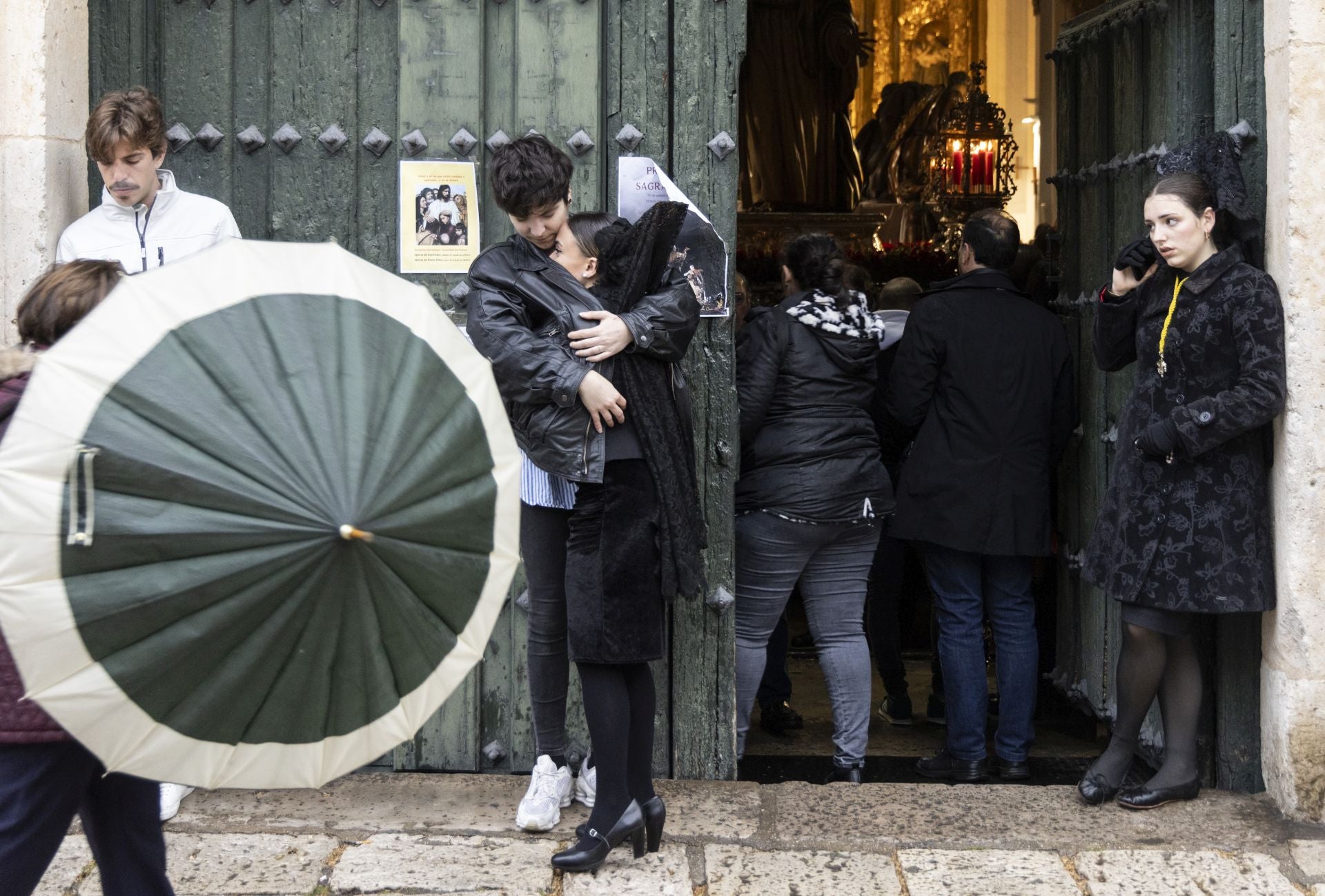 ﻿El pesar cofrade tuvo también parada el 28 de marzo, a las puertas de la iglesia de San Pedro Apóstol. Llovió tanto en esta Semana Santa de 2024 que nunca antes hubo que suspender tantas procesiones. Los fieles tuvieron que alumbrar las tallas en el interior de los templos y, ahí afuera, todo eran paraguas, rostros cariacontecidos, abrazos frente a la adversidad.