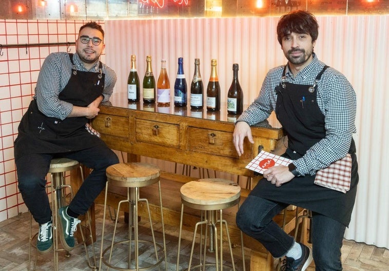 Luca Pérez-Tabernero y Pablo Valdivielso, de AMA, mostrando las botellas de espumosos que tienen en carta.