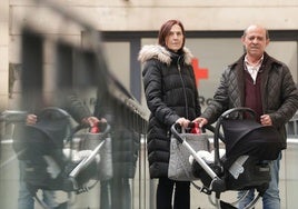 Teresa y Neftalí acogen en su casa de Íscar a una bebé de forma temporal.