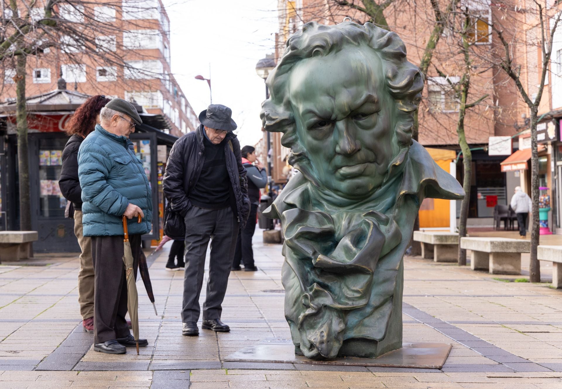 Valladolid no necesitaba una gala de los Goya para demostrar que es una ciudad de cine. Pero la entrega de los premios llenó de estrellas el 10 de febrero la Feria de Valladolid. La claqueta inicial sonó días antes en varias calles y plazas, donde se repartieron reproducciones gigantes de los galardones. Despertaron curiosidad, sí, como demuestran esos viandantes que, paraguas en mano, observan al cabezón en la plaza del Carmen como diciéndole: 'A mí no me vengas con películas'. 