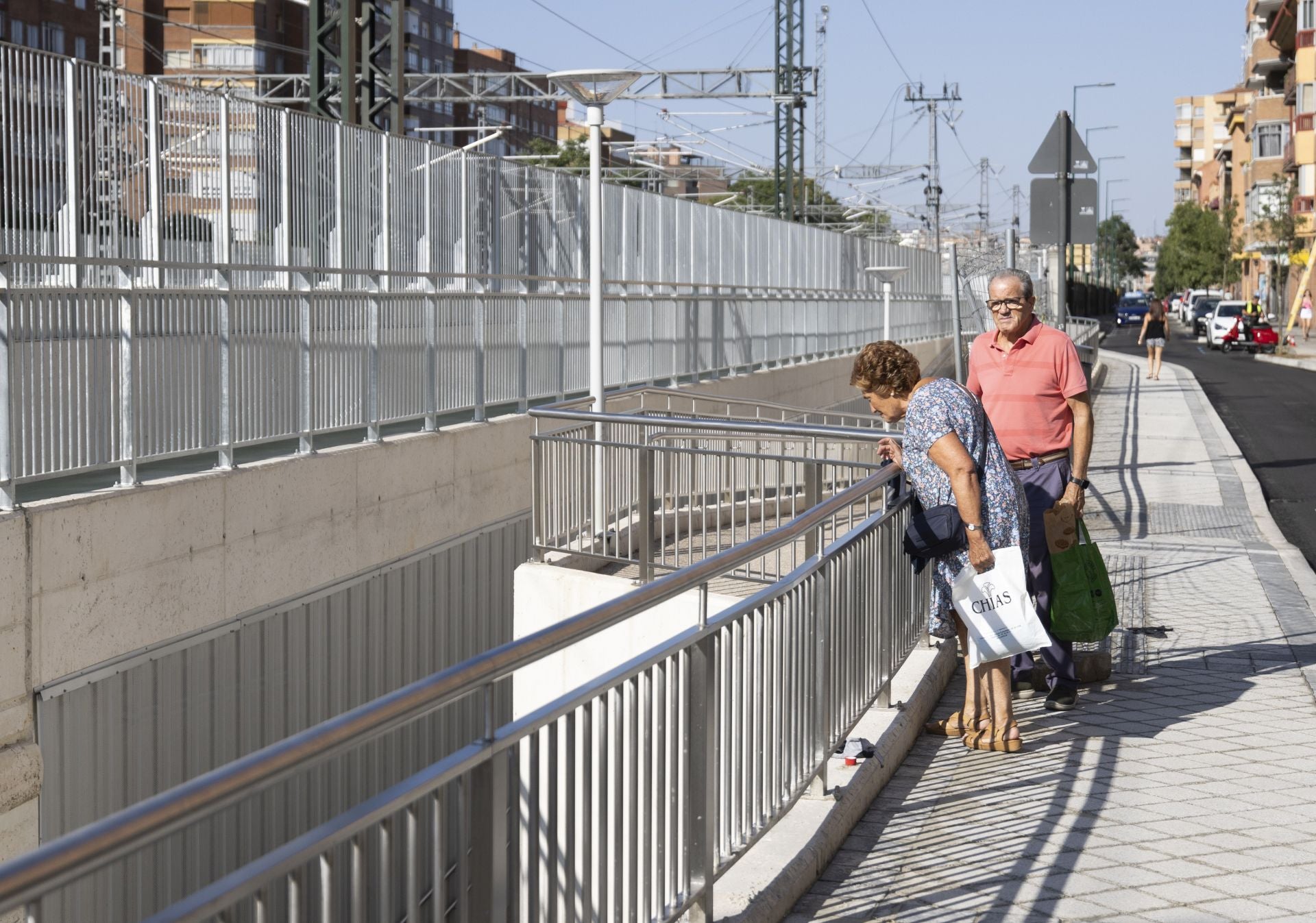 Y para mirada, la de esta mujer que observa la altura que coge el nuevo paso bajo las vías de la calle padre Claret. Con rampas y escaleras (pero sin ascensor), la capital estrenaba el 7 de agosto el nuevo subterráneo peatonal y ciclista que conecta el barrio de Delicias con Circular.