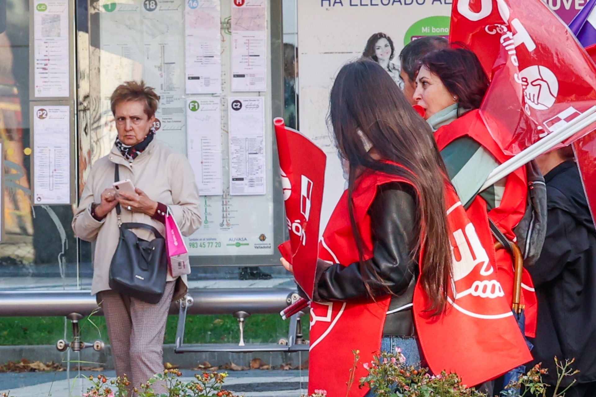 El 28 de octubre, los sindicatos convocaron una huelga de transporte de viajeros. Si Rodrigo Jiménez la hubiera planificado, no le habría salido una foto mejor. Los buenos fotógrafos tienen también su dosis de fortuna. Aunque a veces se llama suerte al olfato de saber dónde colocarse y cuándo disparar. Esta fotografía fue elegida para la portada en el periódico y muestra los dos rostros de la protesta: el de los manifestantes… y el del usuario que vio trastocada su rutina.