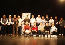 Los premiadosp osan sobre el escenario.