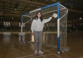 Elena González, junto a una portería, en el pabellón Pedro Delgado.