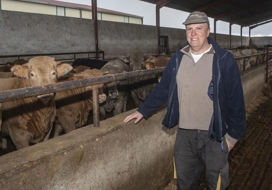 Miguel Martín, en su granja.