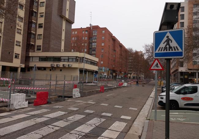 Señales en la intersección del carril bici en la calle Manuel Silvera.