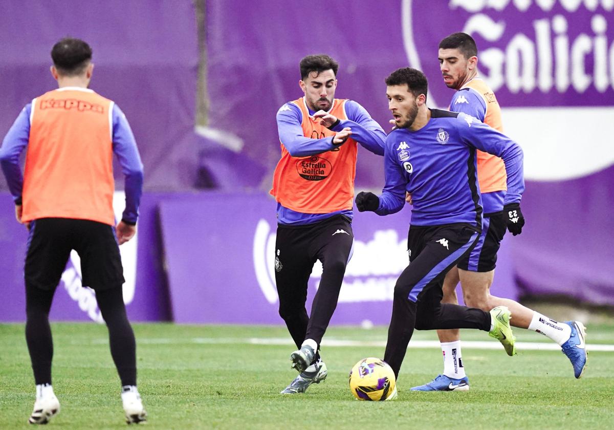 Kike Pérez trata de robarle el balón a Amallah en el primer entrenamiento tras las vacaciones de Navidad.