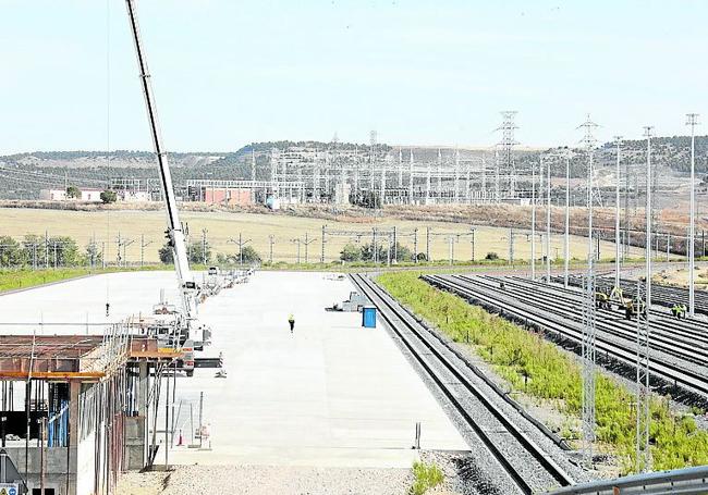 Vista de la zona de carga t descarga de contenedores y de la playa de vías.