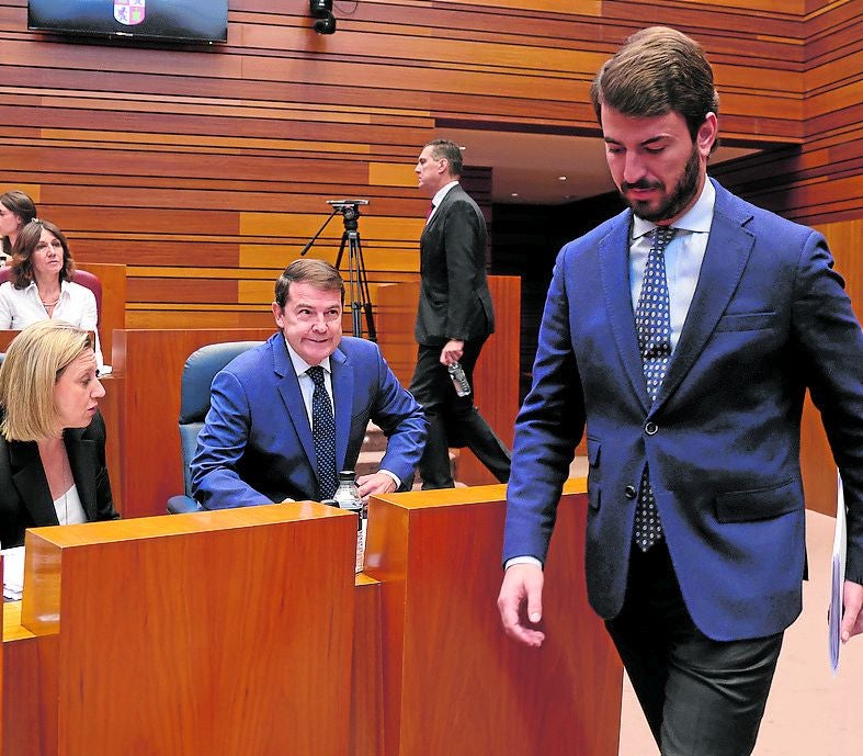 Juan García-Gallardo pasa junto a Alfonso Fernández Mañueco en el primer Pleno de las Cortes tras la ruptura del pacto de gobierno.