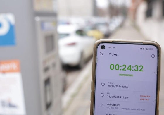 Un conductor revisa la app para aparcar la ORA en Valladolid.