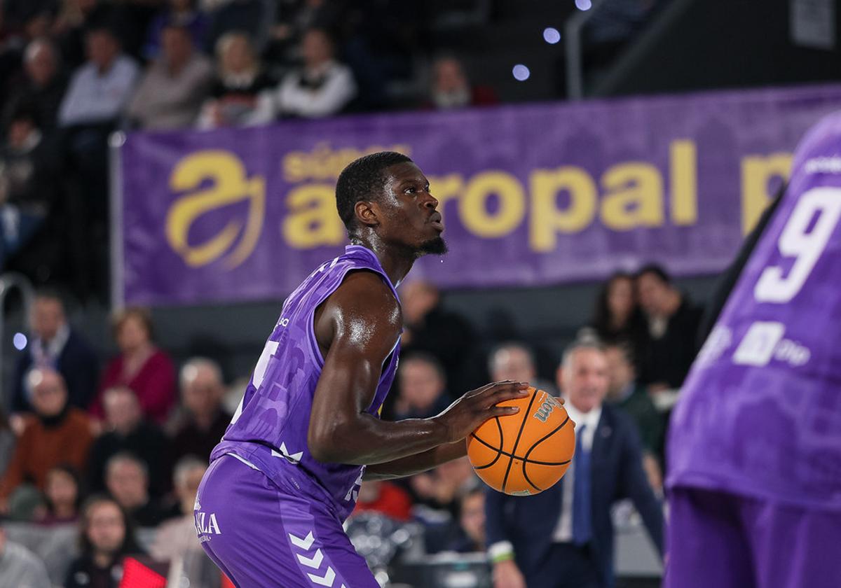 Joshua Mballa, en un encuentro de esta temporada con el Super Agropal Palencia.