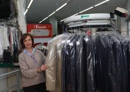 María Sanz Pallarés muestra unos trajes limpios para su entrega.