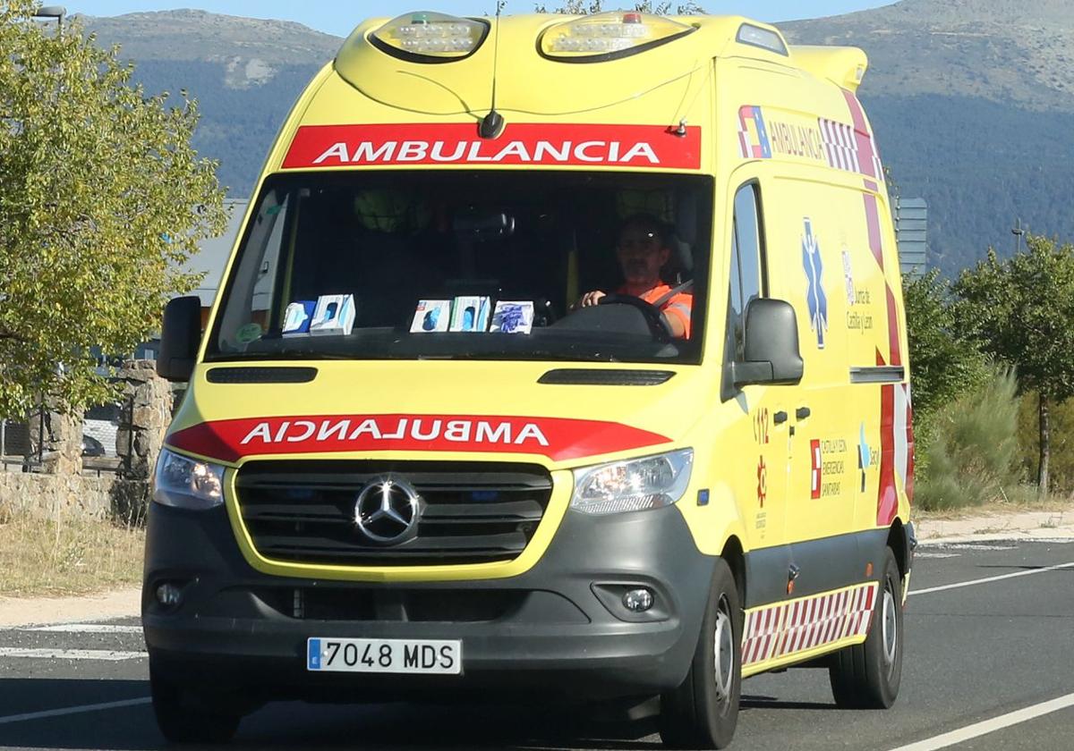 Ambulancia en una carretera de Segovia.