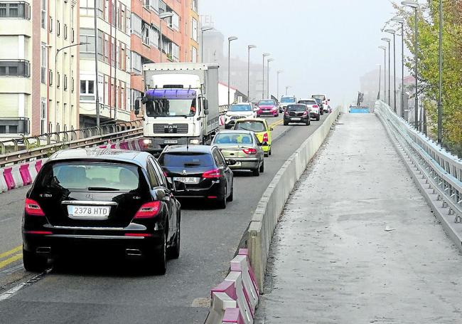 Los coches circulan por el viaducto en obras de Arco de Ladrillo.