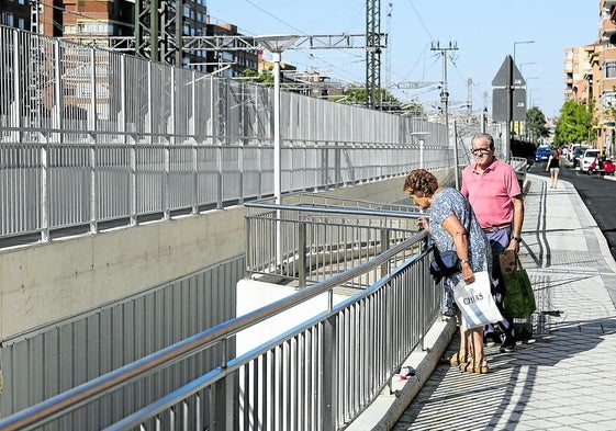 Una mujer se asoma al nuevo paso peatonal de Padre Claret.