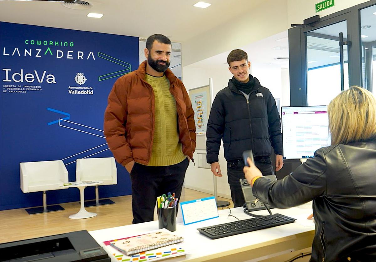 Dos personas reciben información en el 'Coworking Lanzadera IdeVa'.