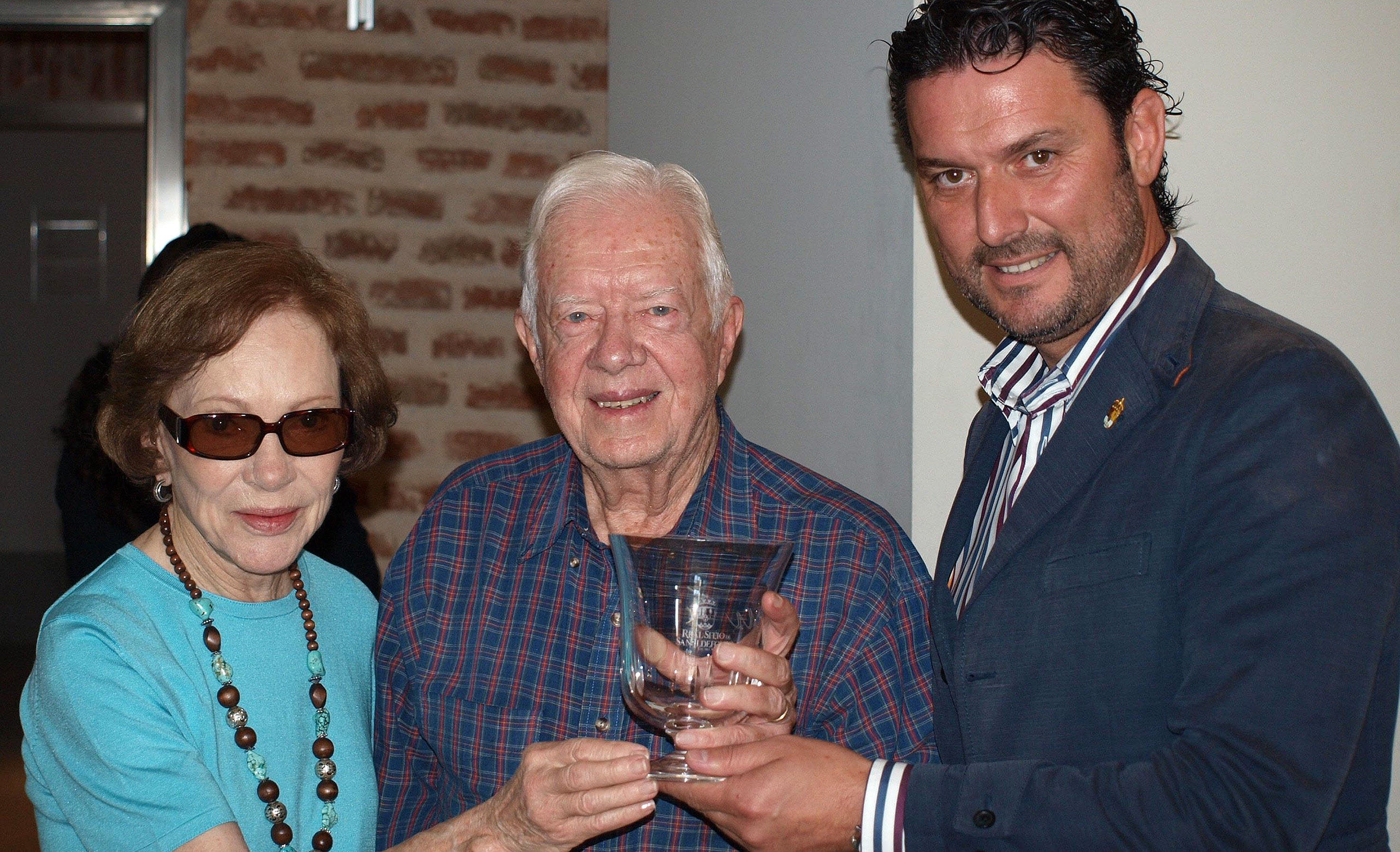 Rosalyn, Jimmy Carter y José Luis Vázquez, con una pieza del Centro Nacional del Vidrio.