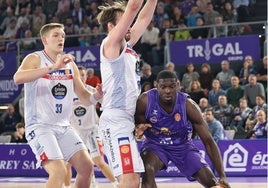 Joshua Mballa, esta temporada, en el partido contra el Obradoiro.