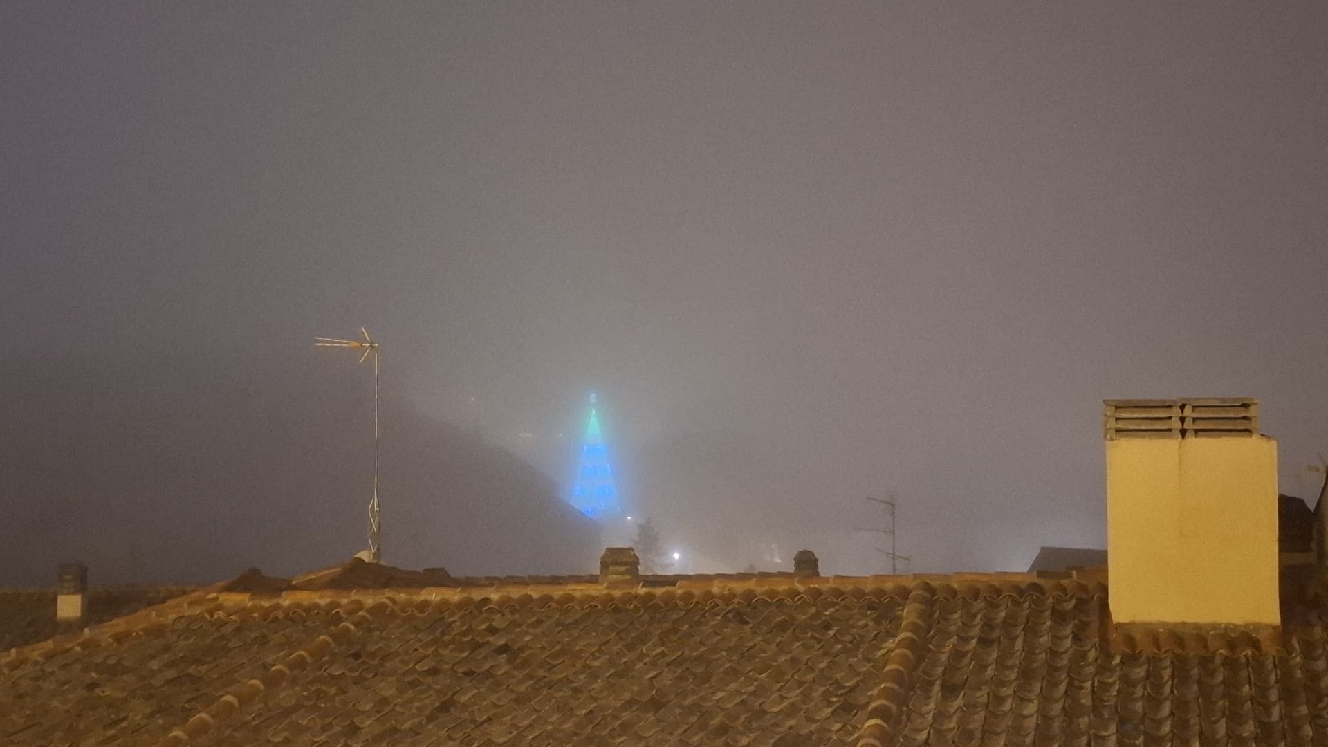 Fotos: la niebla envuelve Segovia