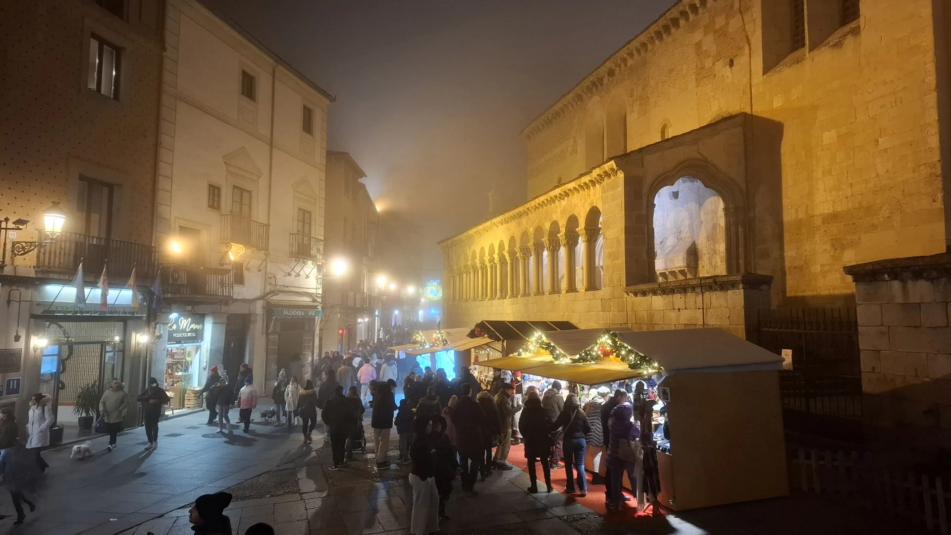 Fotos: la niebla envuelve Segovia