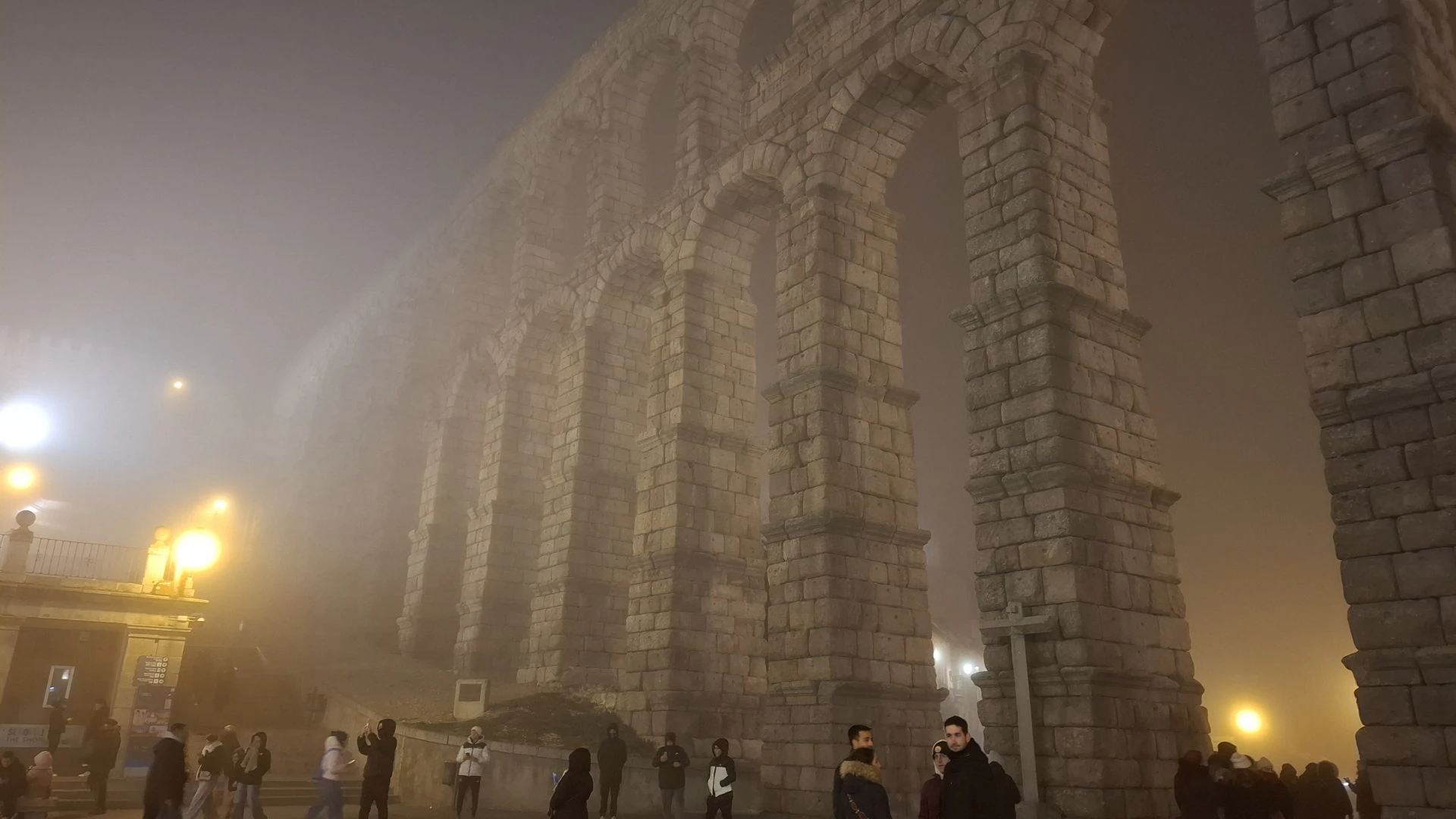 Fotos: la niebla envuelve Segovia