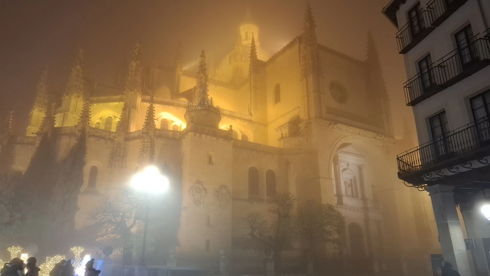 Fotos: la niebla envuelve Segovia