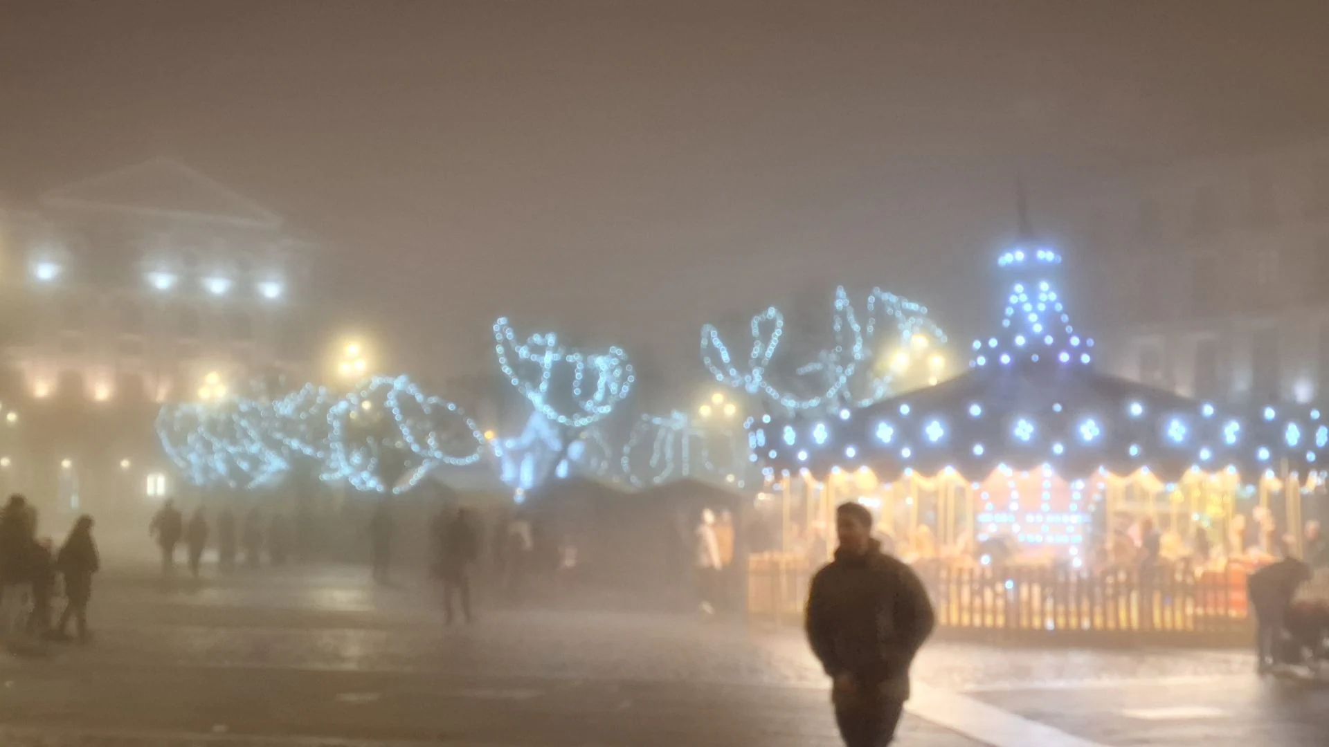 Fotos: la niebla envuelve Segovia